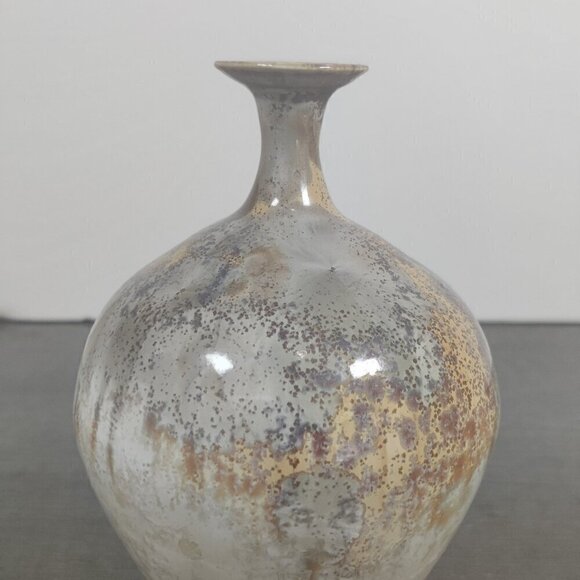 Artist signed narrow neck vase with exquisite glazing in gold, brown & tan. - Picture 5 of 10